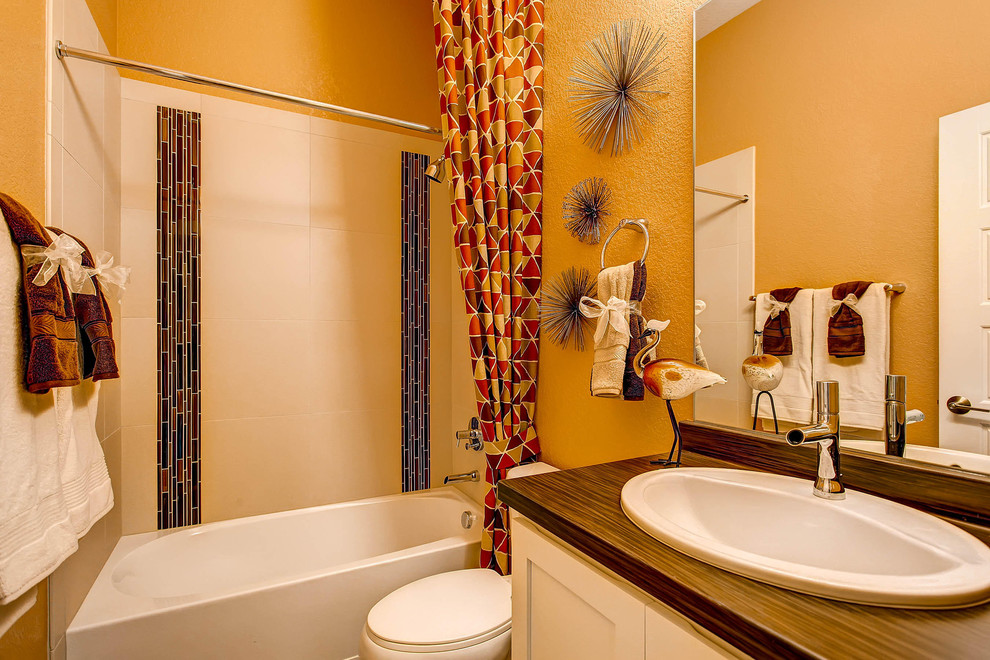 デンバーにあるコンテンポラリースタイルのおしゃれな浴室 (木製洗面台) の写真
