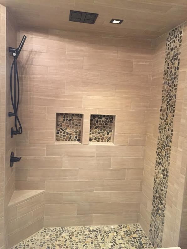 Aménagement d'une salle de bain principale moderne de taille moyenne avec une baignoire indépendante, une douche d'angle et un carrelage beige.