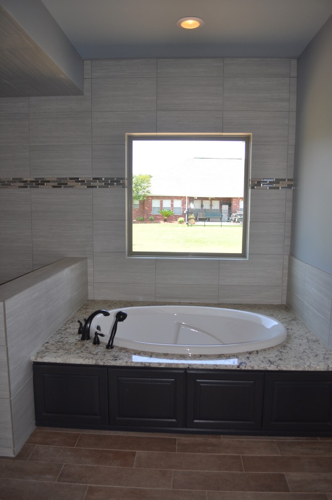 Ispirazione per una stanza da bagno tradizionale con doccia ad angolo, piastrelle grigie, piastrelle in gres porcellanato e pavimento in gres porcellanato