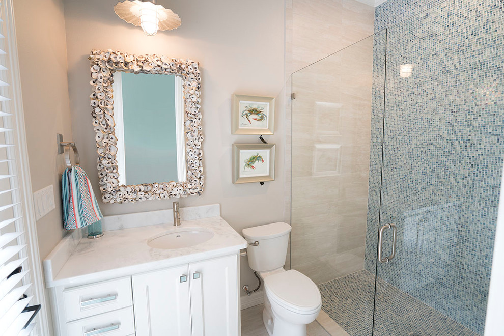 Источник вдохновения для домашнего уюта: маленькая ванная комната в морском стиле с фасадами в стиле шейкер, белыми фасадами, открытым душем, раздельным унитазом, синей плиткой, плиткой из листового стекла, серыми стенами, полом из мозаичной плитки, душевой кабиной, врезной раковиной, столешницей из гранита, серым полом и душем с распашными дверями для на участке и в саду