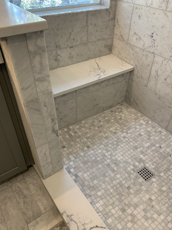 Ejemplo de cuarto de baño doble mediterráneo con suelo de mármol