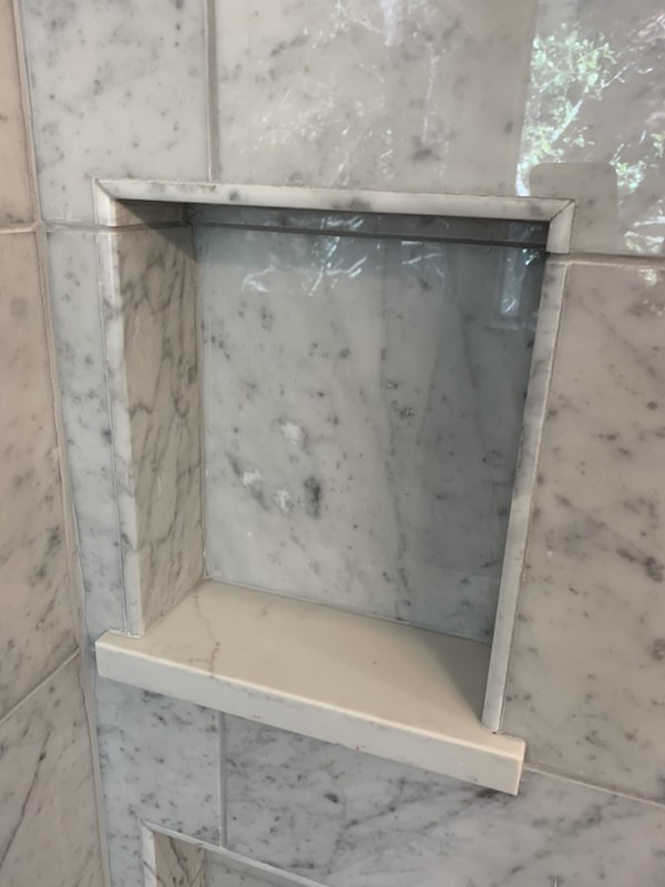 Modelo de cuarto de baño doble mediterráneo con suelo de mármol