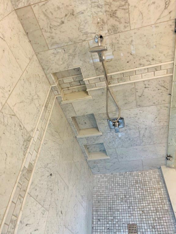 Idéer för att renovera ett medelhavsstil badrum, med marmorgolv
