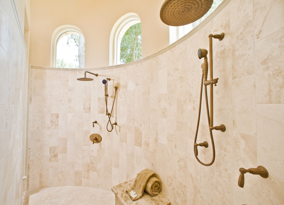 Idéer för ett klassiskt badrum, med ett fristående handfat, skåp i mörkt trä, en öppen dusch, en toalettstol med hel cisternkåpa, beige kakel, stenkakel och ett platsbyggt badkar