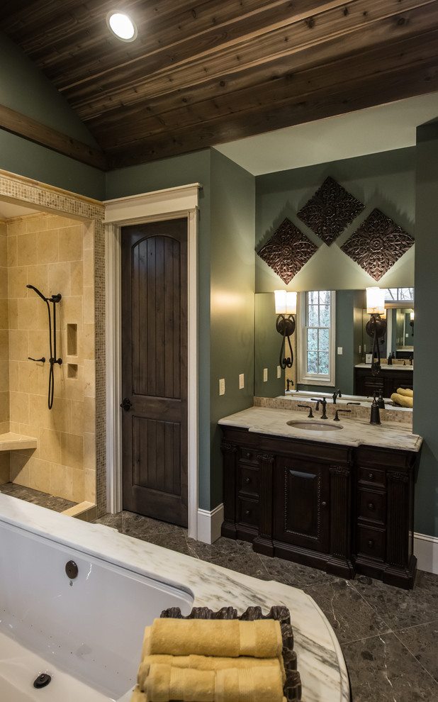 Источник вдохновения для домашнего уюта: большая главная ванная комната в стиле рустика с фасадами с декоративным кантом, темными деревянными фасадами, накладной ванной, открытым душем, серой плиткой и зелеными стенами