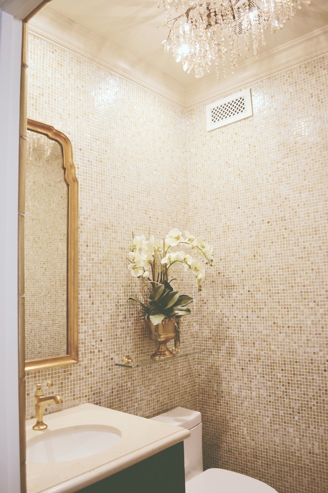 Kleine Klassische Gästetoilette mit braunen Schränken, Fliesen aus Glasscheiben und Unterbauwaschbecken in Los Angeles