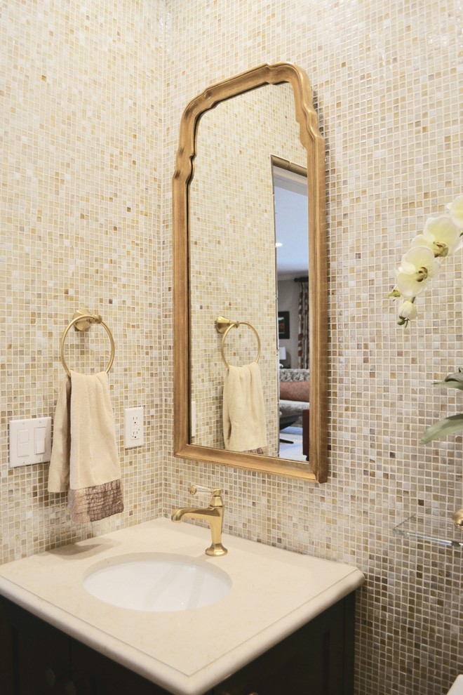 Exemple d'une petite salle de bain chic avec des portes de placard marrons, des plaques de verre et un lavabo encastré.