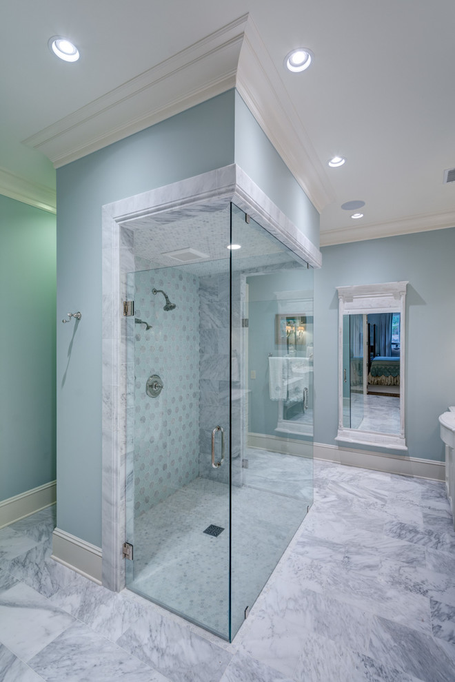 Immagine di una stanza da bagno tradizionale con ante con riquadro incassato e ante bianche