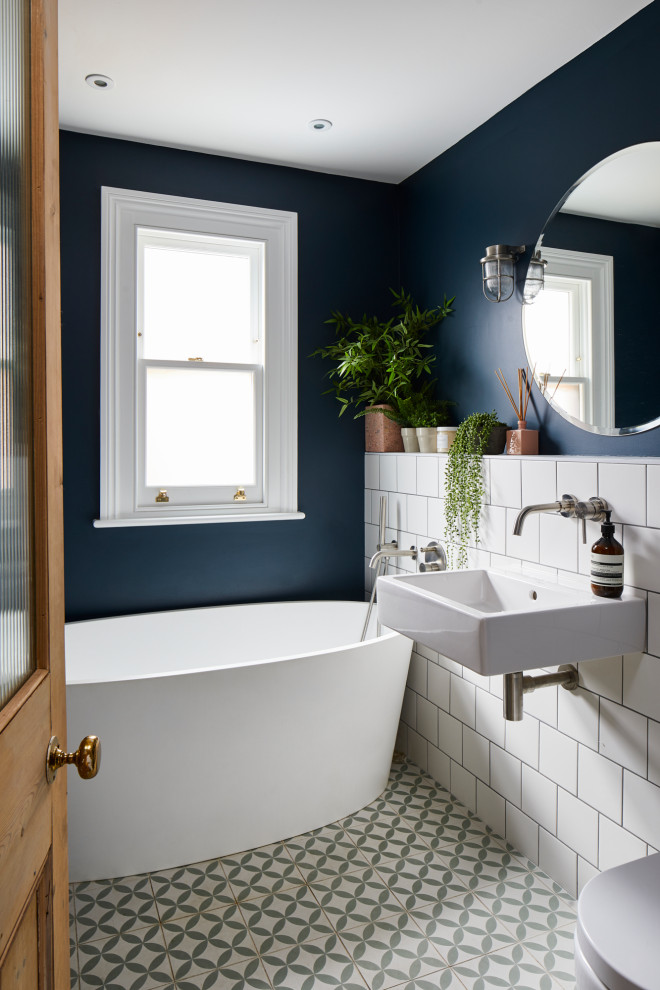 Свежая идея для дизайна: ванная комната среднего размера в современном стиле с отдельно стоящей ванной, синими стенами, полом из мозаичной плитки, душевой кабиной, подвесной раковиной и разноцветным полом - отличное фото интерьера