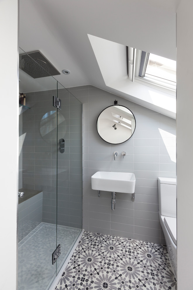 Idéer för små funkis badrum, med en toalettstol med hel cisternkåpa, grå kakel, tunnelbanekakel, grå väggar och ett väggmonterat handfat