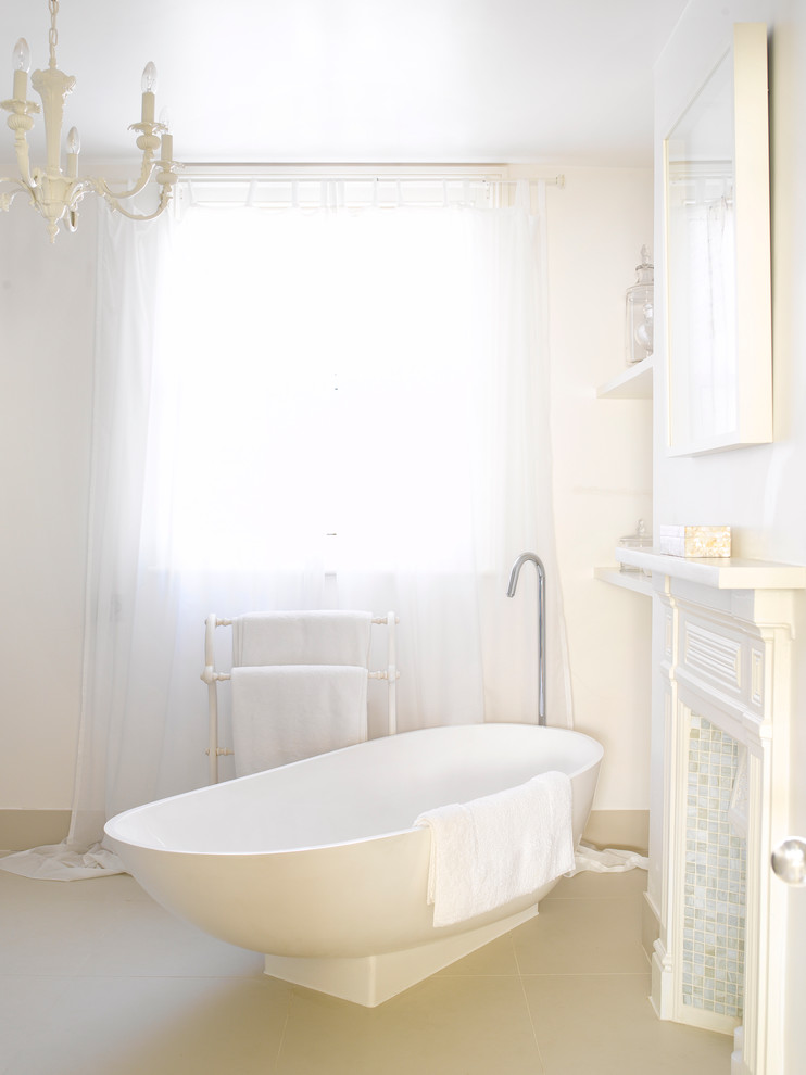 Пример оригинального дизайна: ванная комната в стиле неоклассика (современная классика) с настольной раковиной, серой плиткой и отдельно стоящей ванной