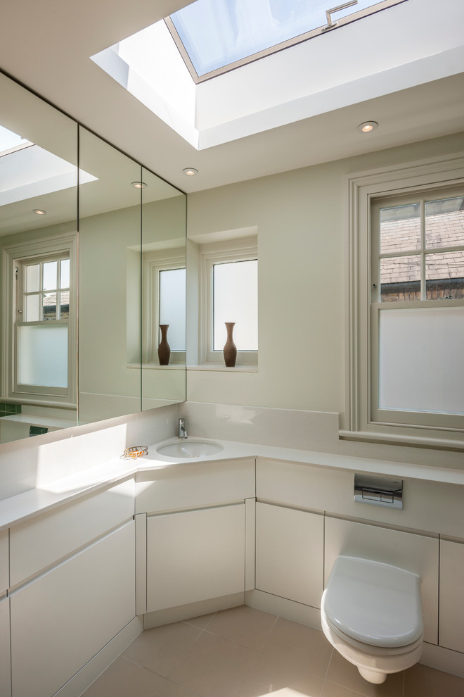 Foto de cuarto de baño actual con encimera de cuarzo compacto, sanitario de pared, lavabo bajoencimera, paredes blancas y suelo de baldosas de cerámica