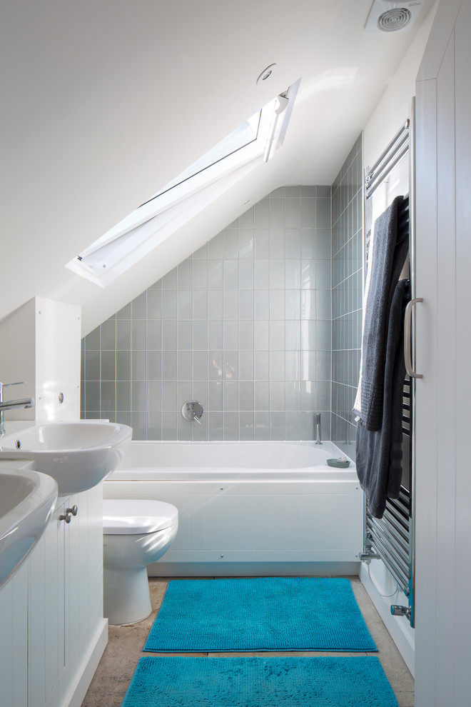 Diseño de cuarto de baño principal clásico renovado pequeño con puertas de armario blancas, bañera encastrada, sanitario de una pieza, baldosas y/o azulejos grises, paredes blancas, lavabo encastrado, suelo beige y ducha abierta