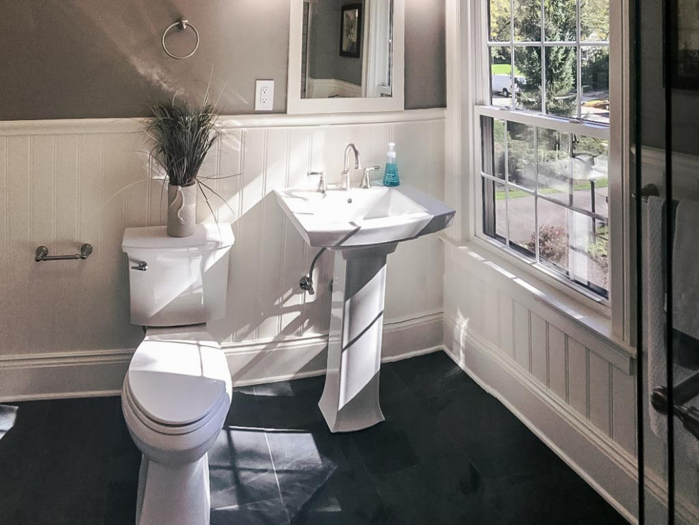 Exempel på ett klassiskt badrum för barn, med ett platsbyggt badkar, en toalettstol med separat cisternkåpa, vit kakel, marmorkakel, grå väggar, klinkergolv i keramik, svart golv och dusch med skjutdörr