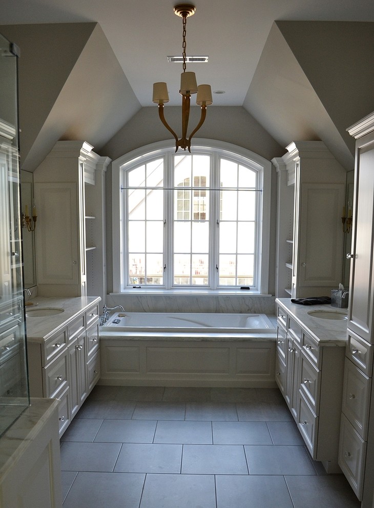 Idéer för att renovera ett stort vintage en-suite badrum, med vita skåp, ett platsbyggt badkar, en dusch i en alkov, beige väggar, ett undermonterad handfat, marmorbänkskiva, luckor med upphöjd panel och klinkergolv i keramik
