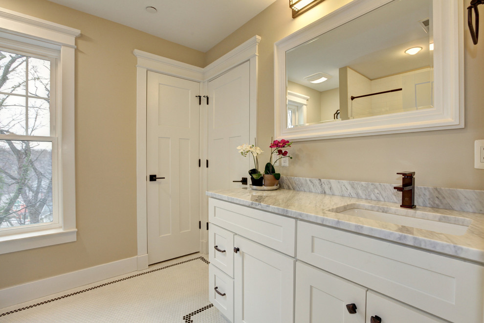 Réalisation d'une grande salle de bain craftsman avec un placard à porte shaker, des portes de placard blanches, un plan de toilette en quartz, un carrelage noir et blanc, mosaïque, un mur beige et un sol en carrelage de terre cuite.