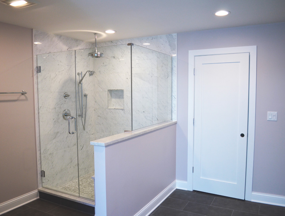 Exemple d'une très grande salle de bain principale chic avec un placard avec porte à panneau encastré, des portes de placard blanches, une baignoire indépendante, une douche d'angle, WC séparés, un carrelage noir et blanc, du carrelage en marbre, un mur violet, un sol en ardoise, un lavabo encastré, un plan de toilette en quartz modifié, un sol gris et une cabine de douche à porte battante.