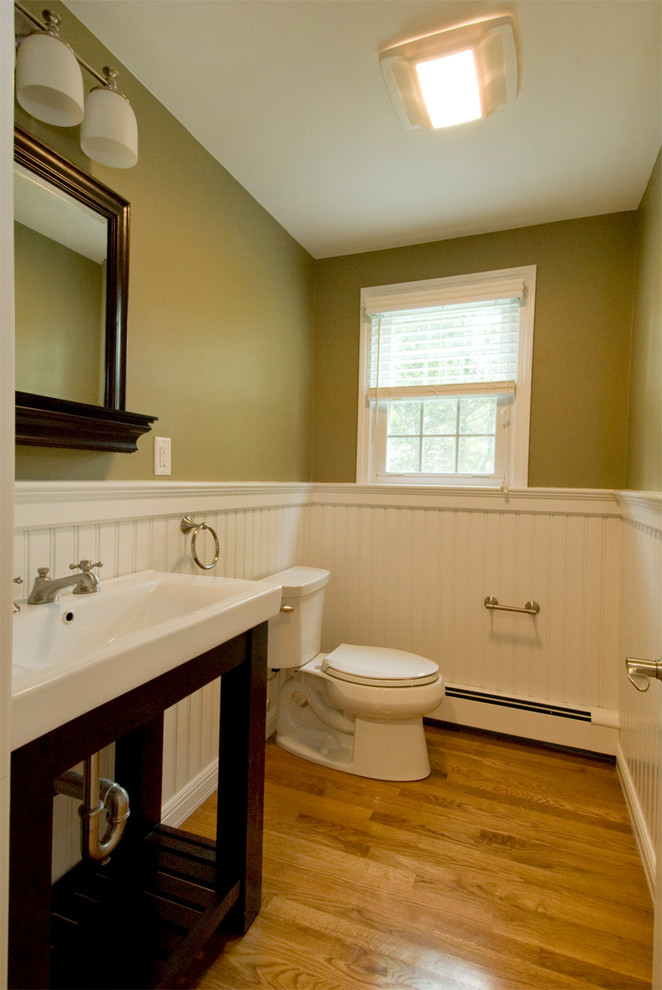 Kleines Klassisches Badezimmer mit Trogwaschbecken, grüner Wandfarbe und braunem Holzboden in Boston