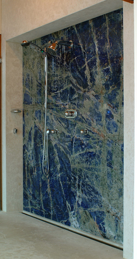 Foto di una stanza da bagno minimal con doccia aperta, piastrelle blu, piastrelle grigie, piastrelle verdi, piastrelle di marmo, pareti grigie, pavimento in cemento, pavimento grigio e doccia aperta