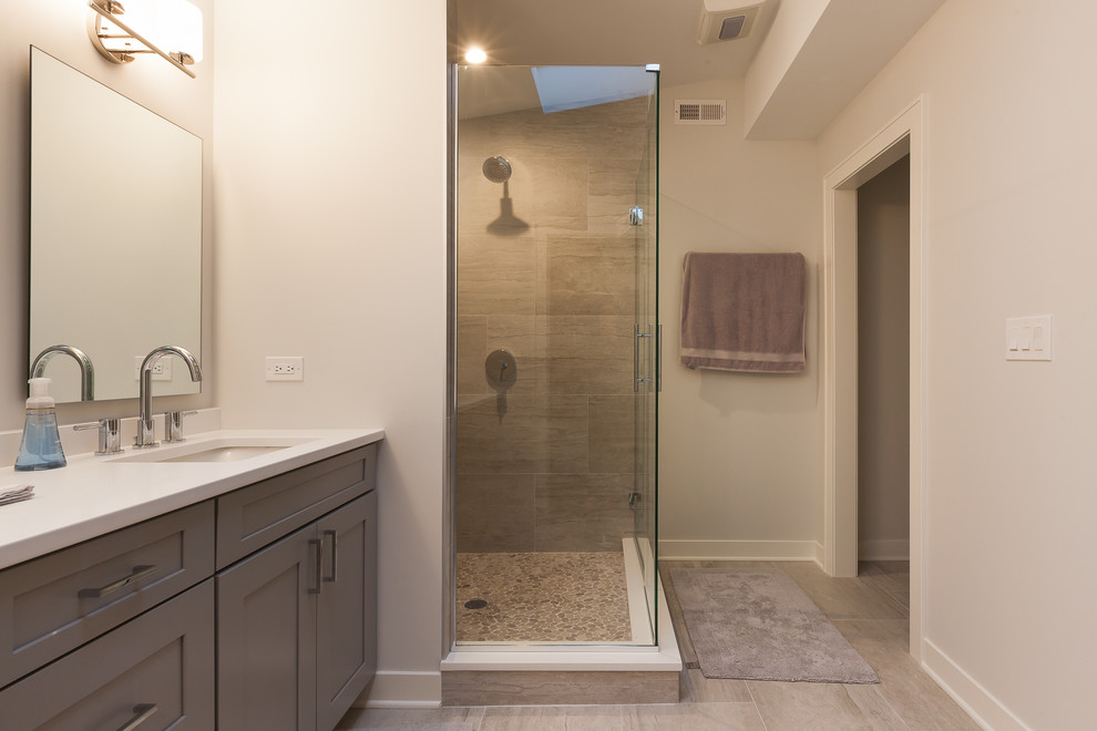 Ispirazione per una grande stanza da bagno padronale country con ante in stile shaker, ante grigie, doccia ad angolo, WC a due pezzi, piastrelle bianche, pareti grigie, pavimento con piastrelle in ceramica, lavabo sottopiano, top in quarzo composito, pavimento beige, porta doccia a battente e top bianco