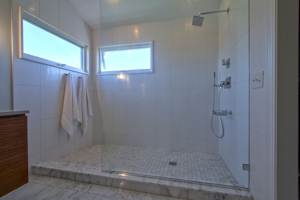 Inspiration pour une salle de bain design en bois brun avec un placard à porte plane, un plan de toilette en quartz, une douche ouverte, un carrelage blanc et des carreaux de céramique.