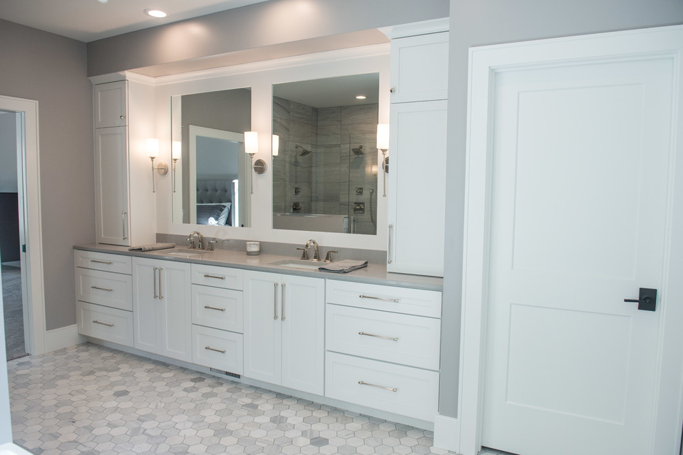 Klassisk inredning av ett mycket stort grå grått en-suite badrum, med skåp i shakerstil, ett fristående badkar, en öppen dusch, en toalettstol med hel cisternkåpa, grå väggar, klinkergolv i porslin, ett undermonterad handfat och grått golv