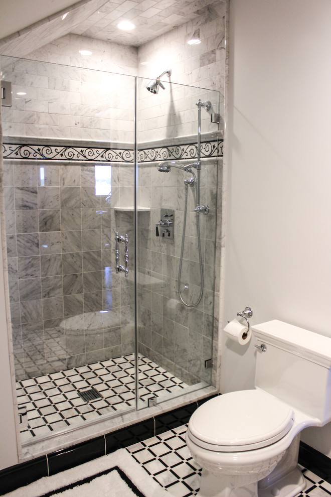 Bild på ett stort shabby chic-inspirerat badrum med dusch, med luckor med profilerade fronter, en toalettstol med hel cisternkåpa, beige kakel, keramikplattor, beige väggar, klinkergolv i keramik, ett nedsänkt handfat, marmorbänkskiva, vita skåp och en dusch i en alkov