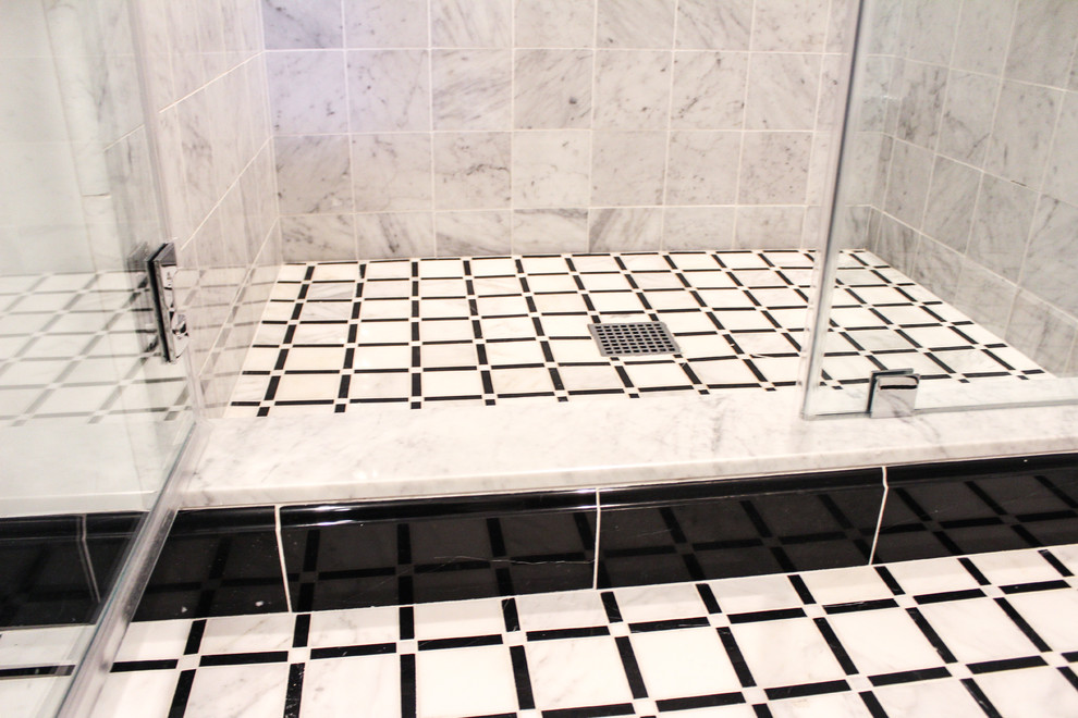 Shabby chic-inspirerad inredning av ett stort badrum med dusch, med luckor med profilerade fronter, en toalettstol med hel cisternkåpa, beige kakel, keramikplattor, beige väggar, klinkergolv i keramik, ett nedsänkt handfat, marmorbänkskiva och vita skåp