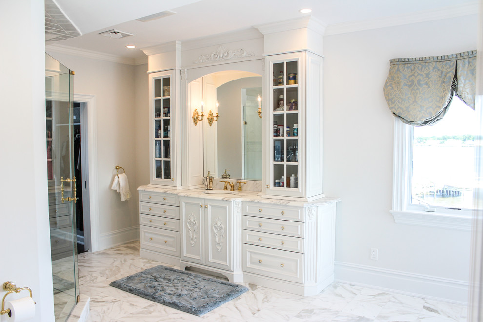 Bild på ett stort shabby chic-inspirerat en-suite badrum, med ett nedsänkt handfat, marmorbänkskiva, luckor med upphöjd panel, vita skåp, ett fristående badkar, en dusch i en alkov, en toalettstol med separat cisternkåpa, grå kakel, flerfärgad kakel, vit kakel, mosaik, vita väggar och marmorgolv