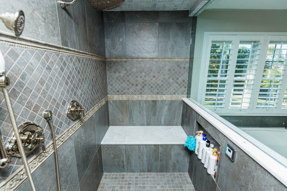 Exempel på ett mycket stort 50 tals vit vitt en-suite badrum, med luckor med upphöjd panel, grå skåp, ett platsbyggt badkar, en dubbeldusch, grå kakel, cementkakel, grå väggar, mellanmörkt trägolv, ett undermonterad handfat, marmorbänkskiva, brunt golv och dusch med gångjärnsdörr
