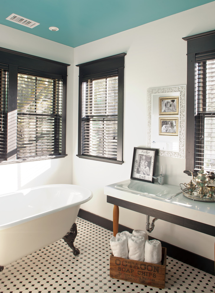 Ejemplo de cuarto de baño azulejo de dos tonos tradicional con bañera con patas, baldosas y/o azulejos blancas y negros, lavabo integrado y suelo multicolor