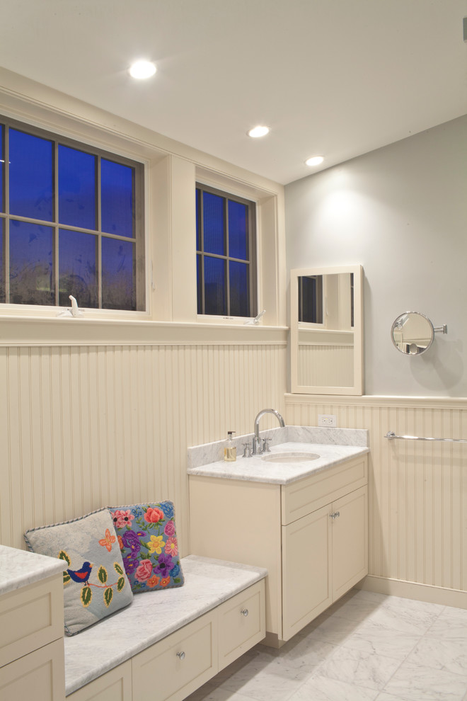 Idee per una grande stanza da bagno padronale tradizionale con ante in stile shaker, ante bianche, pareti grigie, pavimento in marmo e top in marmo