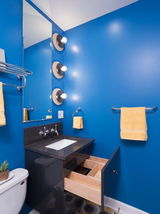 Inspiration för mellanstora eklektiska en-suite badrum, med släta luckor, skåp i mellenmörkt trä, ett platsbyggt badkar, en dusch/badkar-kombination, en toalettstol med hel cisternkåpa, vit kakel, keramikplattor, blå väggar, klinkergolv i keramik, ett undermonterad handfat och bänkskiva i kalksten