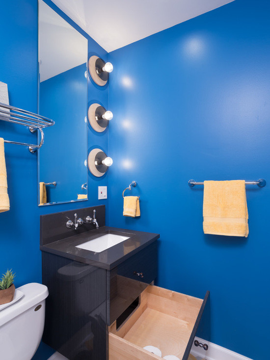 Exemple d'une salle de bain principale éclectique en bois brun de taille moyenne avec un placard à porte plane, une baignoire posée, un combiné douche/baignoire, WC à poser, un carrelage blanc, des carreaux de céramique, un mur bleu, un sol en carrelage de céramique, un lavabo encastré et un plan de toilette en calcaire.