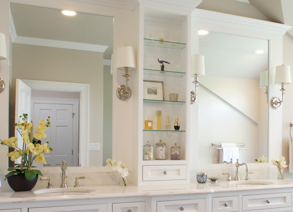 Inredning av ett klassiskt stort en-suite badrum, med ett undermonterad handfat, luckor med infälld panel, vita skåp, marmorbänkskiva, ett fristående badkar och en dusch i en alkov