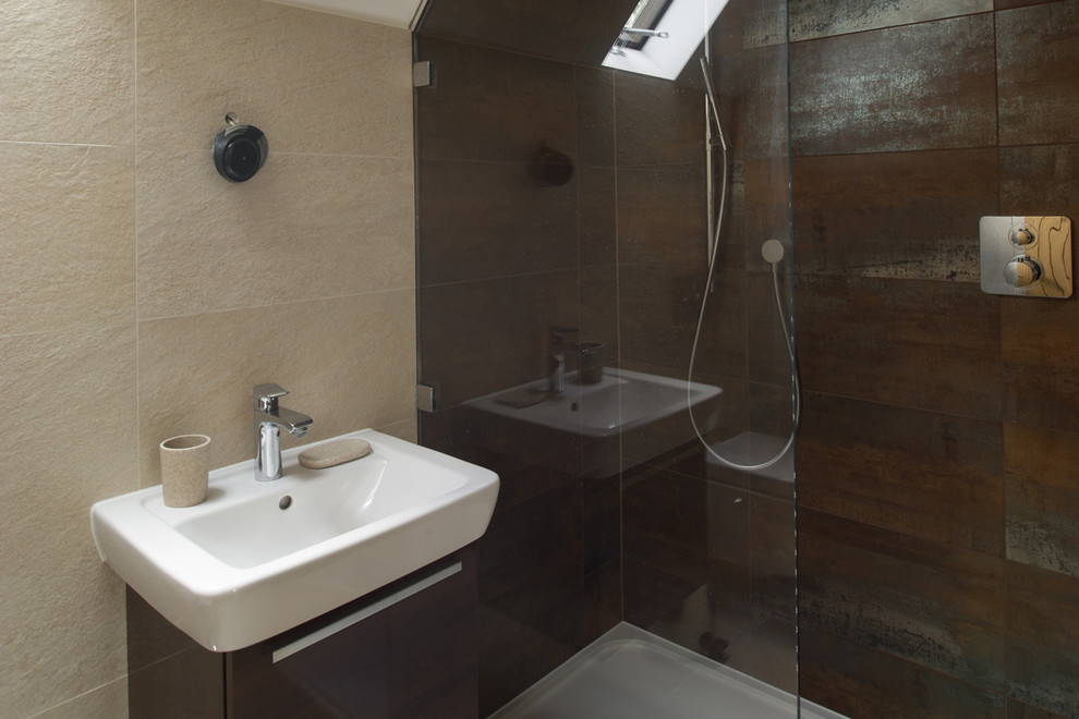 Idées déco pour une salle de bain moderne avec un carrelage marron, des carreaux de porcelaine, un sol en carrelage de porcelaine et un sol marron.