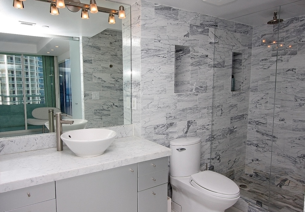 Foto de cuarto de baño rectangular actual con lavabo sobreencimera y encimeras grises