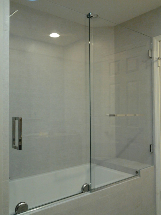 Diseño de cuarto de baño contemporáneo grande con bañera encastrada, combinación de ducha y bañera, baldosas y/o azulejos beige, suelo de pizarra y aseo y ducha