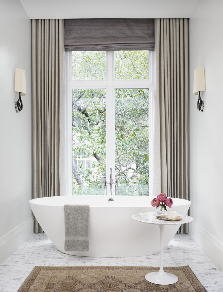 Источник вдохновения для домашнего уюта: главная ванная комната в стиле неоклассика (современная классика) с отдельно стоящей ванной и серыми стенами
