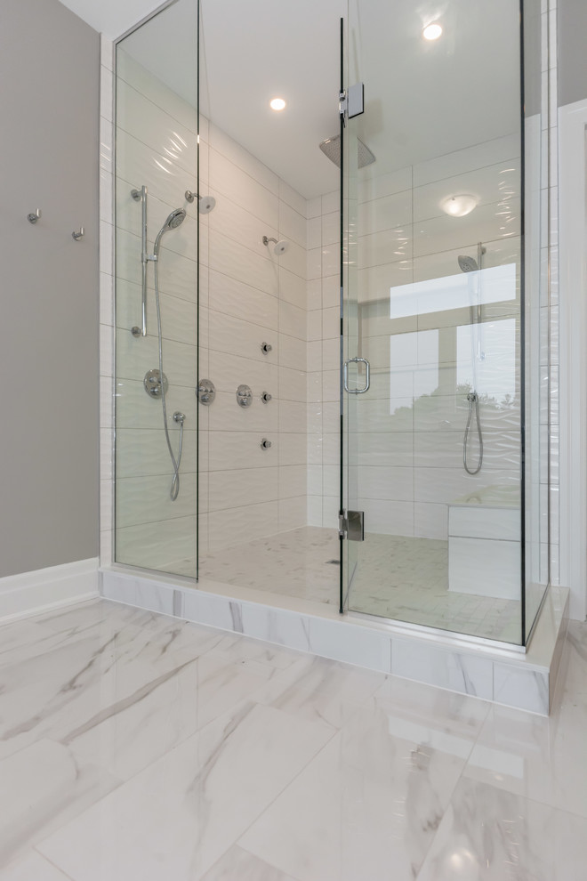 Idéer för att renovera ett stort vintage grå grått en-suite badrum, med skåp i shakerstil, vita skåp, en hörndusch, grå kakel, keramikplattor, grå väggar, klinkergolv i porslin, granitbänkskiva, grått golv och dusch med gångjärnsdörr