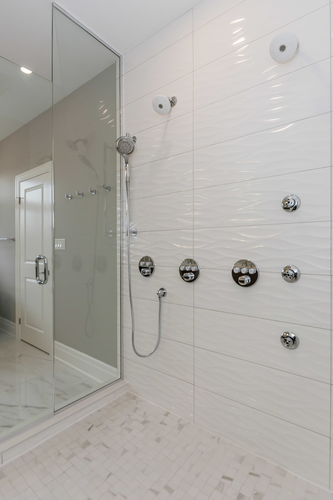 Inspiration för ett stort vintage grå grått en-suite badrum, med skåp i shakerstil, vita skåp, en hörndusch, grå kakel, keramikplattor, grå väggar, klinkergolv i porslin, granitbänkskiva, grått golv och dusch med gångjärnsdörr
