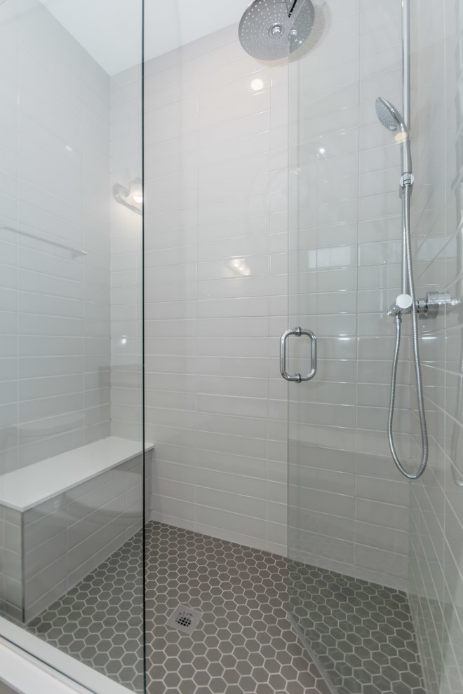 Idéer för stora vintage grått en-suite badrum, med skåp i shakerstil, vita skåp, en dusch i en alkov, grå kakel, keramikplattor, grå väggar, klinkergolv i porslin, granitbänkskiva, grått golv och dusch med gångjärnsdörr