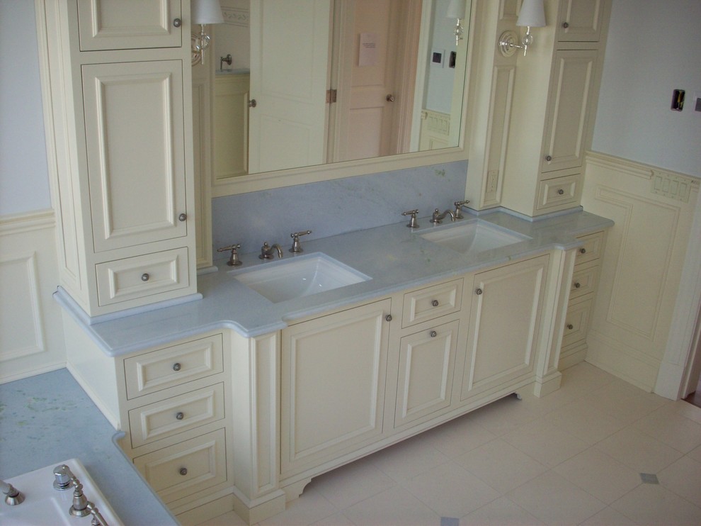 Foto di una stanza da bagno tradizionale con lavabo sottopiano e top in marmo