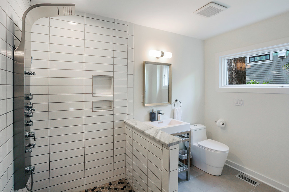 Exemple d'une salle d'eau chic de taille moyenne avec un placard en trompe-l'oeil, une douche d'angle, WC à poser, un carrelage blanc, des carreaux de céramique, un mur blanc, un sol en carrelage de céramique, un lavabo intégré et un plan de toilette en surface solide.