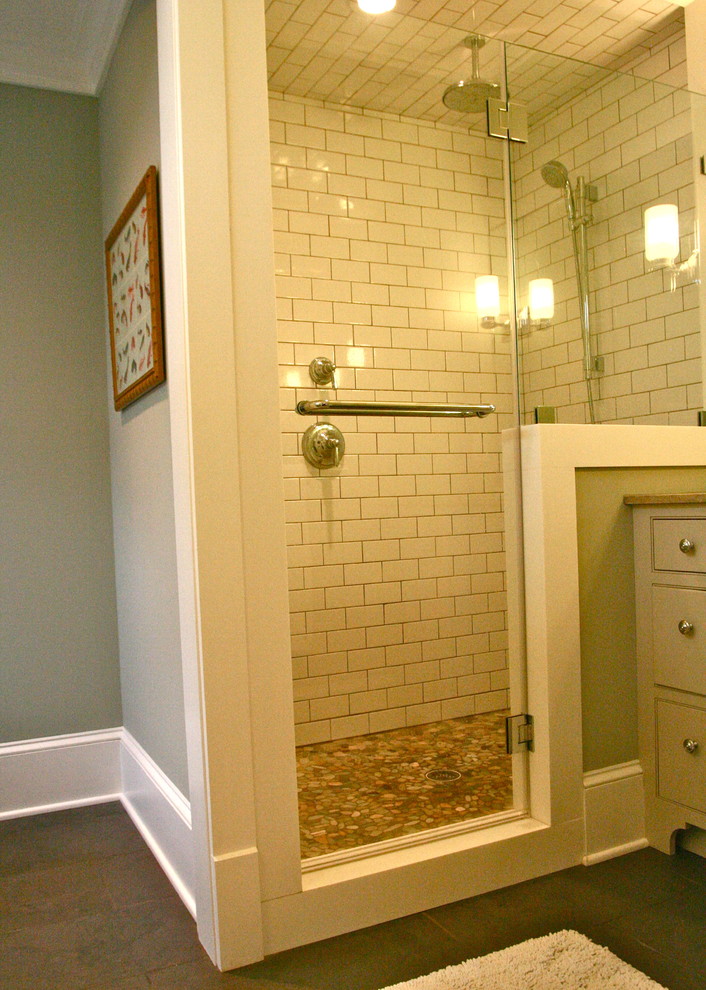 Foto di una stanza da bagno con doccia tradizionale di medie dimensioni con ante in stile shaker, ante grigie, top in granito, doccia alcova, piastrelle bianche, piastrelle diamantate e pareti grigie