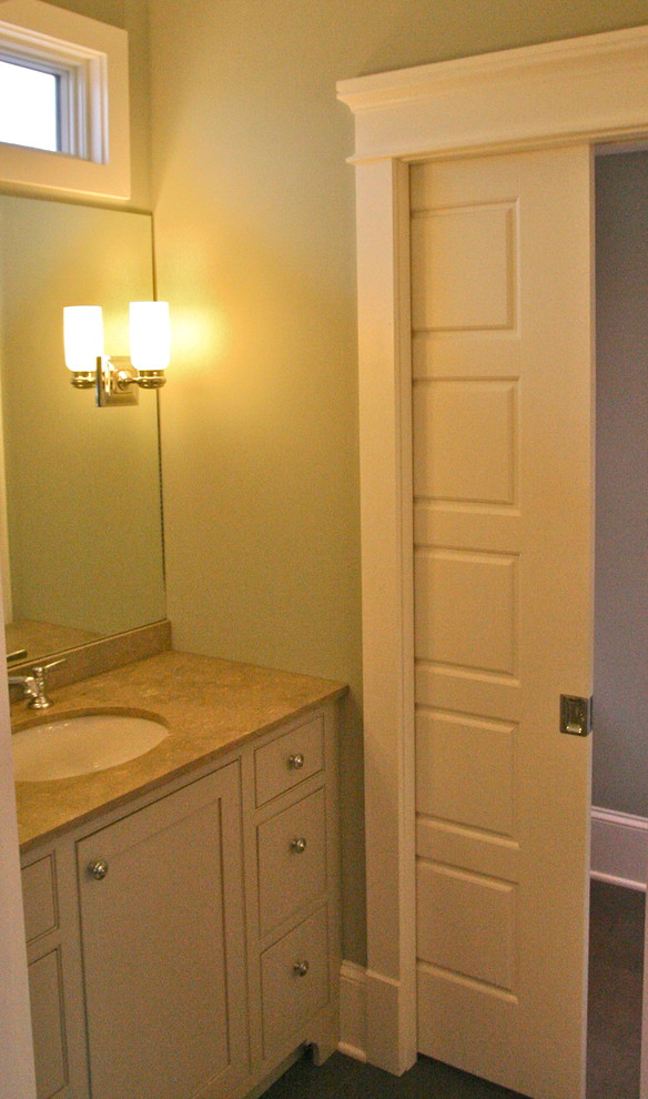 Источник вдохновения для домашнего уюта: ванная комната среднего размера в классическом стиле с фасадами в стиле шейкер, серыми фасадами, столешницей из гранита и душевой кабиной