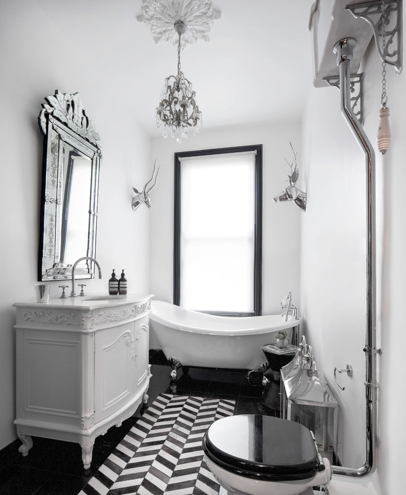 Idéer för mellanstora eklektiska en-suite badrum, med vita skåp, en dusch/badkar-kombination, vita väggar, klinkergolv i porslin, marmorbänkskiva, svart golv, ett badkar med tassar, en toalettstol med separat cisternkåpa, ett undermonterad handfat, med dusch som är öppen och luckor med infälld panel
