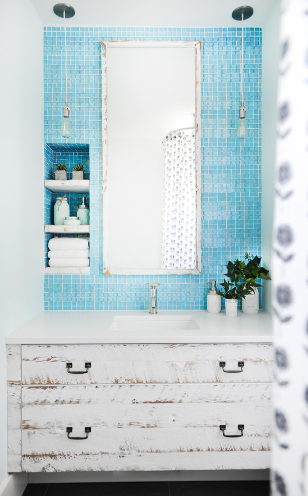 Идея дизайна: детская ванная комната среднего размера в стиле кантри с плоскими фасадами, отдельно стоящей ванной, душем над ванной, унитазом-моноблоком, синей плиткой, белыми стенами, врезной раковиной, мраморной столешницей, шторкой для ванной, стеклянной плиткой, полом из керамической плитки, серым полом и искусственно-состаренными фасадами
