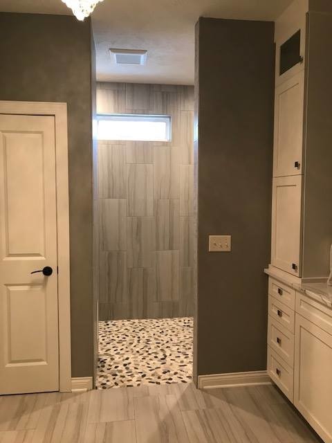 Imagen de cuarto de baño principal tradicional renovado grande con armarios estilo shaker, ducha a ras de suelo y ducha abierta