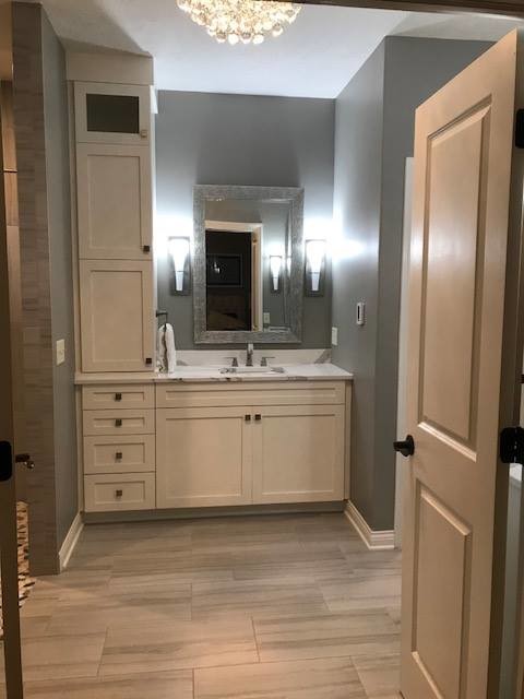 Imagen de cuarto de baño principal clásico renovado grande con armarios estilo shaker, ducha a ras de suelo y ducha abierta